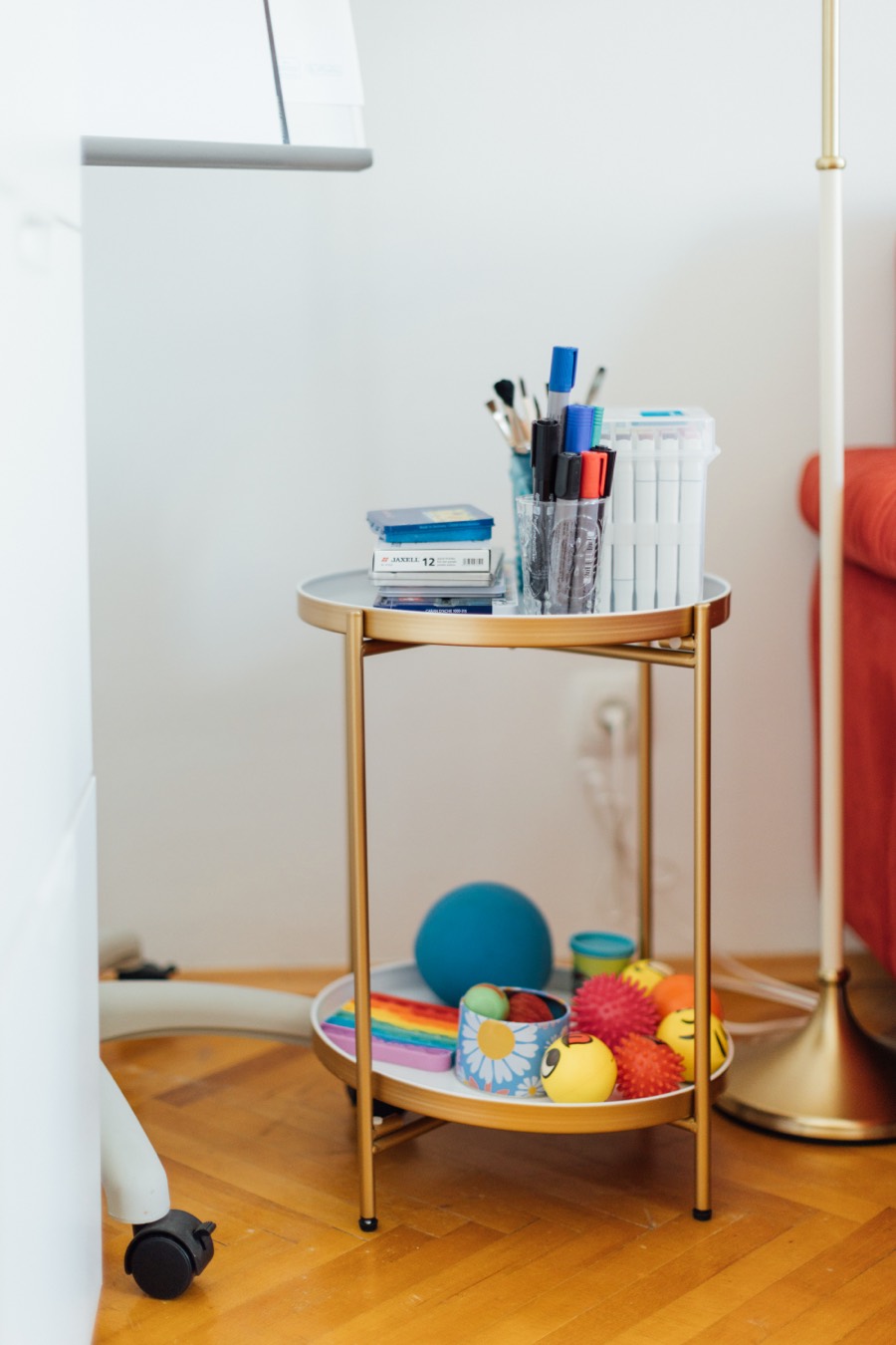 Beistelltisch mit Stiften, B&auml;llen und weiteren Materialien f&uuml;r die Gruppenarbeit